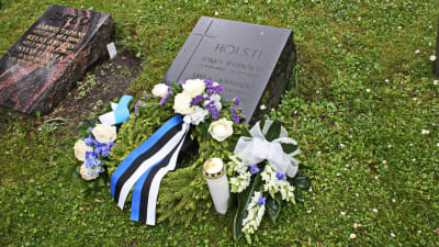 Rudolf Holstis grav på Sandudds begravningsplats i Helsingfors.