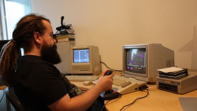 Jari Jaanno pelaa vanhalla tietokoneella.