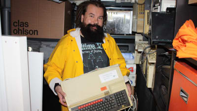 Jari Jaanno esittelee vanhaa BBC Microa.