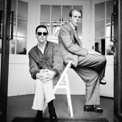 Paul Weller ja Mick Talbot poseeraavat mustavalkokuvassa. Kuva dokumenttielokuvasta.