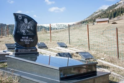 En krigsveterans grav i byn Bogë i Kosovo.