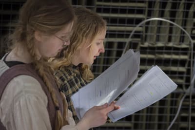 Olivia Ellmén och Rebecka Mellgren läser ur manus under inspelningen av auduodramat Därinne av Zacharias Hägerstrand.