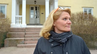 Regissör Anne Sandström poserar framför Hertonäs gård.