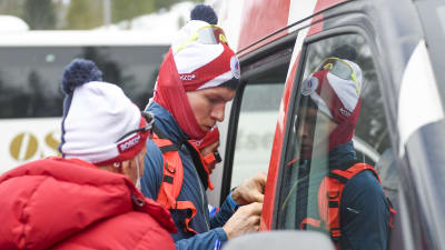 Alexander Bolsjunov går in i en bil.
