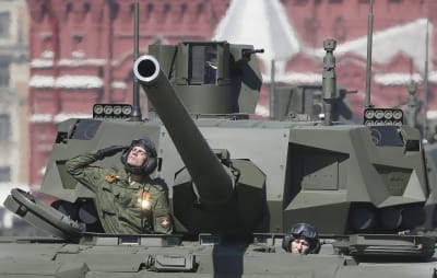 Rysslands nya stridsvagnar Armata T-14 visas upp inför segerdagen.