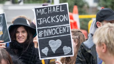Michael Jackson-fans protesterar mot visningen av dokumentärfilmen "Leaving Neverland" utanför Channel 4 i London.