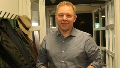 Niklas Guseff står i en hall.