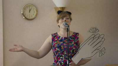 Josefiina Vannesluoma står och sjunger vid en mikrofon.