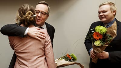 Katri Kulmuni är fotograferad bakifrån när hon får en kram av Mika Lintilä.
