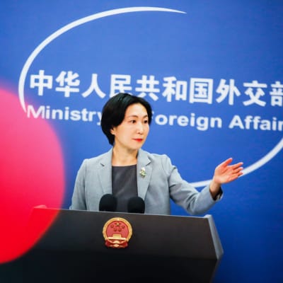Kinas utrikesministeries informatör Mao Ning i en talarstol.