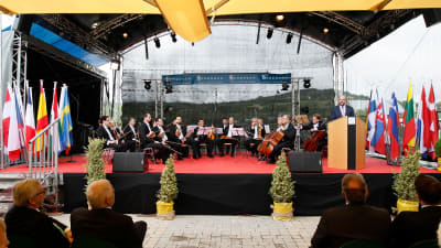 30-årsjubiléet av Schengenavtalet firades i Schengen den 13 juni 2015. I talarstolen EU-parlamentets talman Martin Schulz.