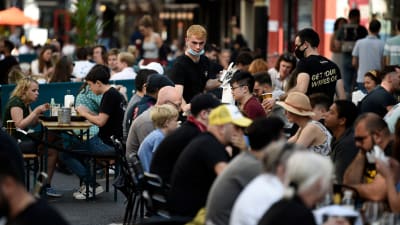 Under helgen var det ännu fullt på restauranger i London. Den här bilden togs i Soho på söndagen. 