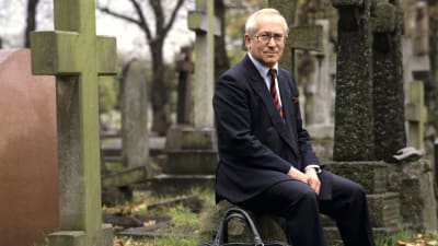 Oleg Gordijevski på en gravgård i London.