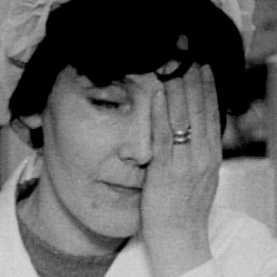 Väsynyt äiti nojaa käteensä (1974).