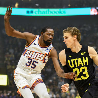 Lauri Markkanen pitää kädessään palloa, vieressä Kevin Durant puolustaa.
