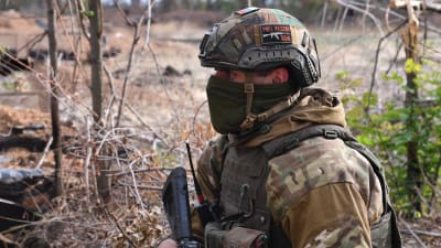En rysk soldat vid fronten i Ukraina