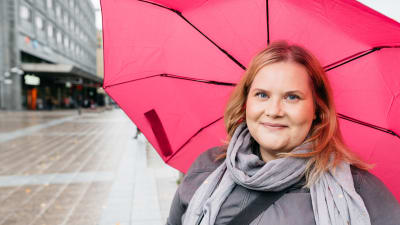 Kati Enkvist står under ett paraply på Hovrättsesplanaden i Vasa