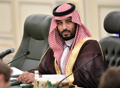 Kronprins Mohammed bin Salman sitter bakom ett bord med mikrofoner