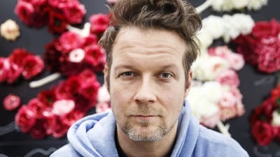 Jani Leinonen med rosor i bakgrunden. 