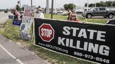 Demonstranter samlades för att protestera mot dödsstraffet utanför fängelset i Terre Haute i juli i år. 