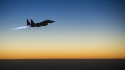 Ett amerikanskt stridsflygplan av typen F-15E Strike återvänder från en räd mot Islamiska statens ställningar i Syrien.