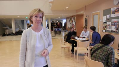 Justitieminister Anna-Maja Henriksson i Jakobstads svenska gymnasium