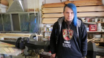 Artesanstuderande Lucas Skrabb med den nya spiran