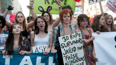 En grupp demonstrerande kvinnor.