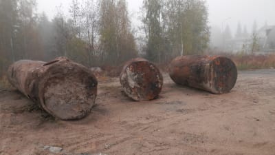 Rostiga oljecisterner i Jakobstad vid Väg-och Vattens gamla depå