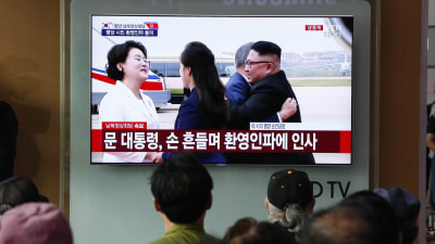 Moon och Kim omfamnade varandra på flygplatsen i Pyongyang