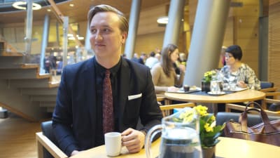 Ilmari Nurminen (SDP) i lilla parlamentet i april 2016, ett år efter att han valdes in i riksdagen. Numrinen är född 1991 och riksdagens yngsta ledamot.