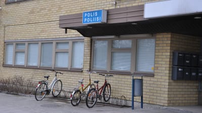 Bild av poliskontoret i Pargas, fotograferat utifrån. 