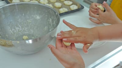 barnhänder bakar småbröd