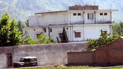 Pakistansk arméjeep passerar Osama bin Ladens hus dagen efter att han dödades