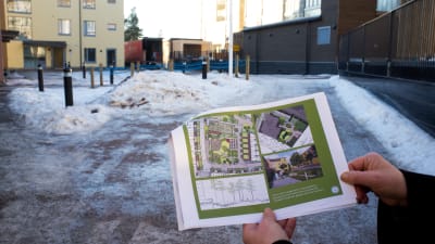 Den nya stadsdelen Kungseken i Helsingfors är anpassad till klimatförändringen. På innergårdarna finns stora dammar som samlar upp dagvatten och leder det bort från husen.