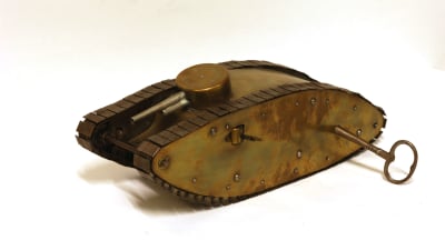 En miniatyr av en stridsvagn från första världskriget.