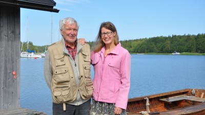 Christer Friis och Irma Puttonen står bredvid varann på en brygga vid Hålaxviken.