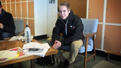 Max Österberg går första året vid Lärkan. han läser på ett matematikprov som han msåte skriva om pga underkänd.