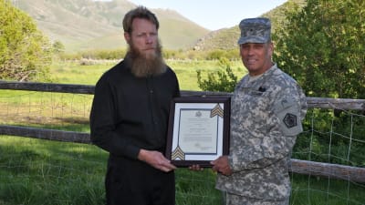 Bowe Bergdahl och Brig. Gen. Rick Mustion 7.6.2014. Bowe Bergdahl frigavs av talibanerna den 31 maj 2014 efter fem års fångenskap i Afghanistan.