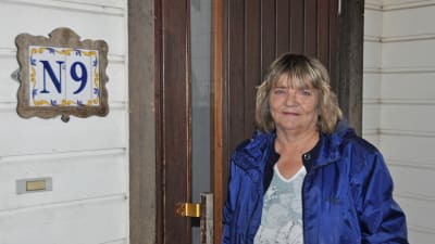 Eivor Sund vid sin hemdörr