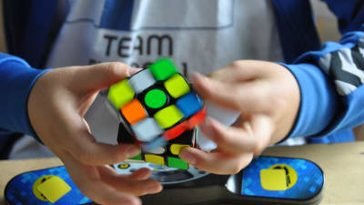 Det går glixtsnabbt när Linus Laurén löser Rubiks kub.