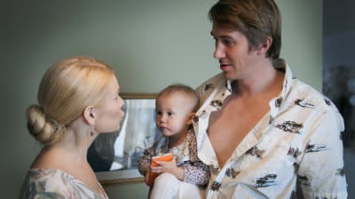 Pappan ,mamman och babyn i Napapiirin sankarit 2.