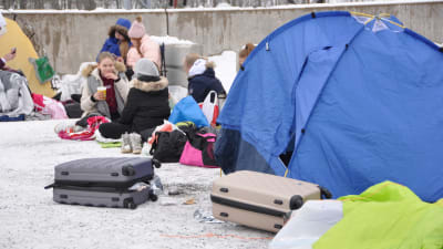 tält och kappsäckar utanför Helsinforsarenan då fansen köar till Marcus & Martinus-konsert