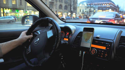 Uberförare kör i centrala Helsingfors.