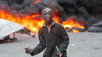 En ung pojke som deltog i stenkastningen under söndagens protester i Port-au-Prince.