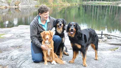 Carola Furu-tillsammans med sina tre hundar