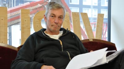 Skådespelaren Robert Enckell sitter i nya Viirus kontor med ett manuskript i handen
