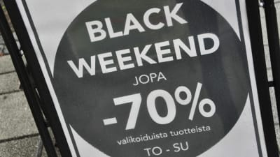 En svart och vit plansch som gör reklam för att man får 70 procent rabatt.