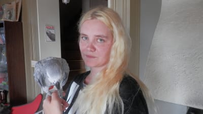 Camilla Berg i Sundby i Pedersöre gilar papegojor