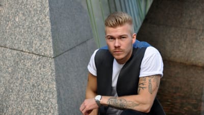 Joey Edström finlandssvensk artist poserar utanför Yle